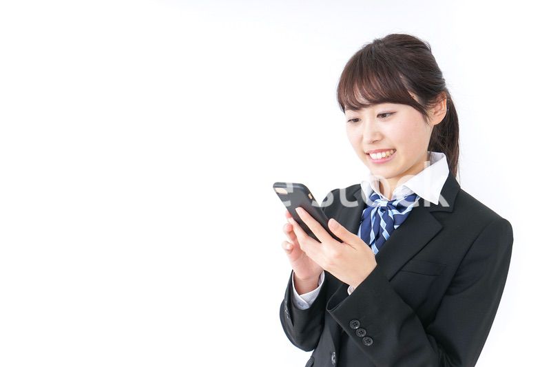 スマホを使う女子高生