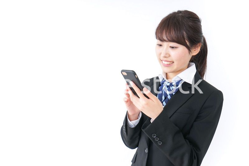 スマホを使う女子高生