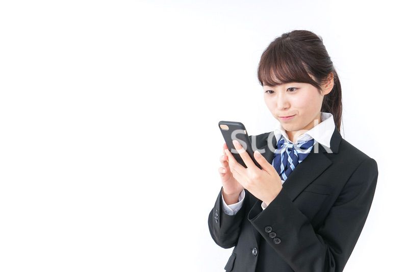スマホを使う女子高生