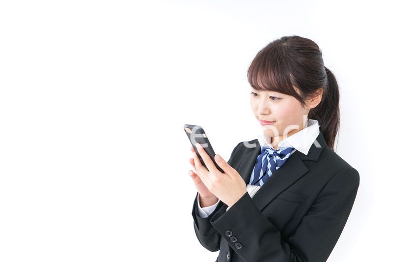 スマホを使う女子高生