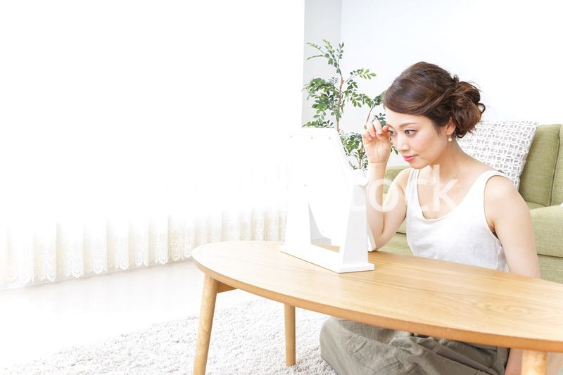 自宅でお化粧をする女性