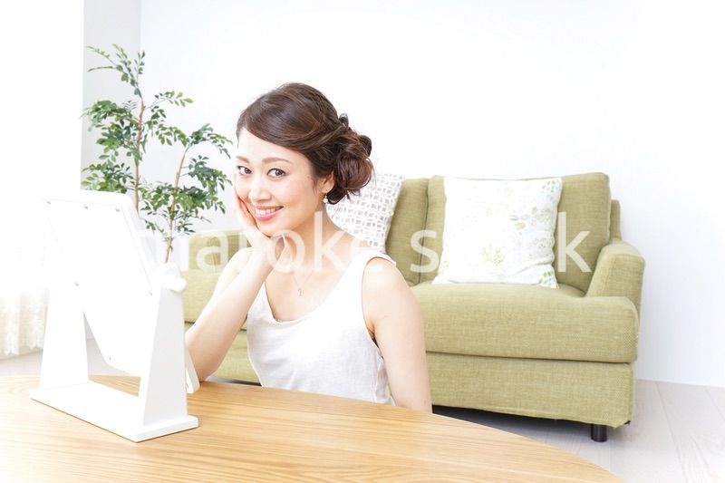 自宅でお化粧をする女性