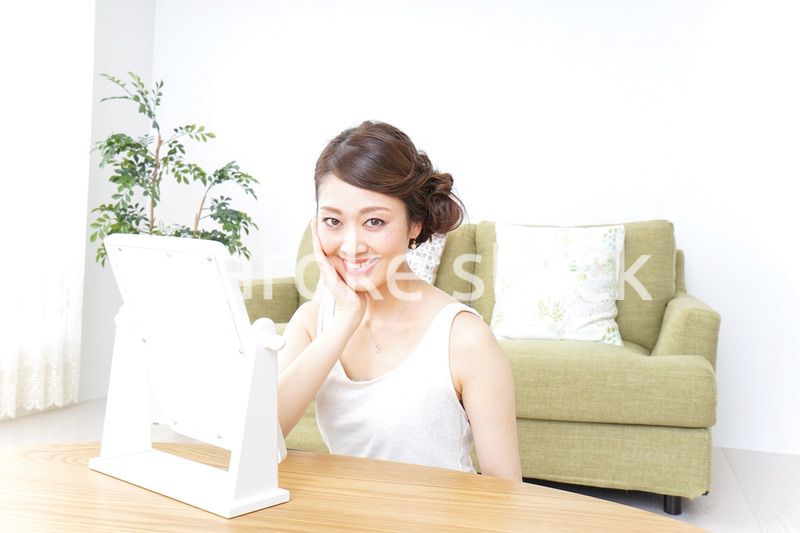 自宅でお化粧をする女性
