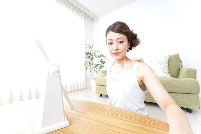 自宅でお化粧をする女性