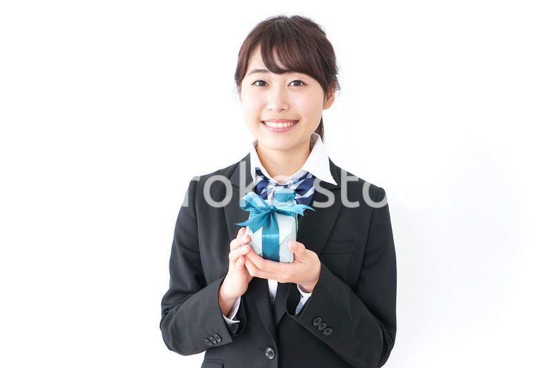 プレゼントを渡す女子高生