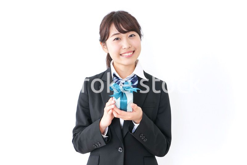 プレゼントを渡す女子高生