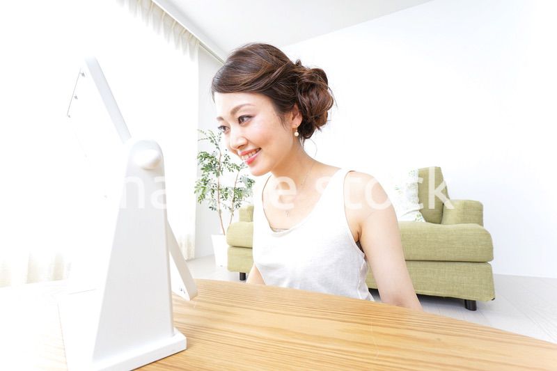 自宅でお化粧をする女性