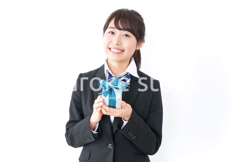 プレゼントを渡す女子高生