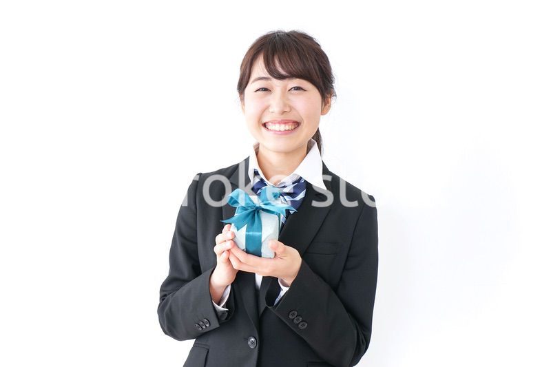 プレゼントを渡す女子高生