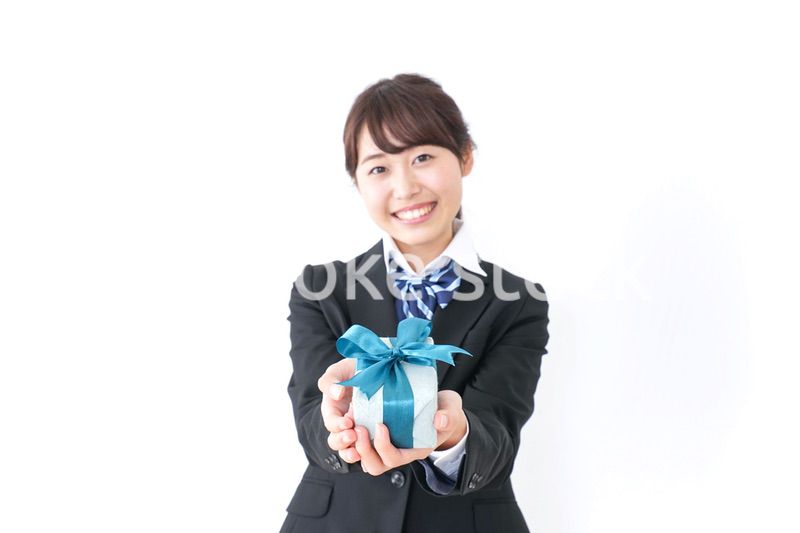 プレゼントを渡す女子高生