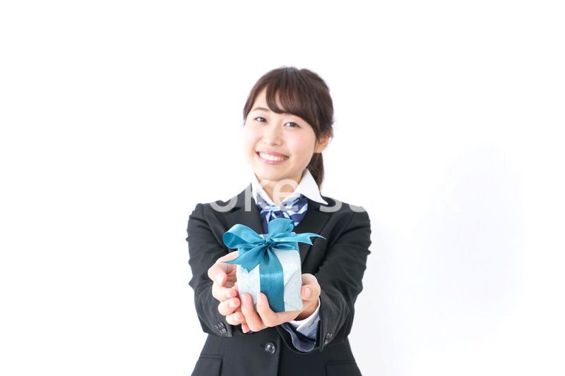 プレゼントを渡す女子高生