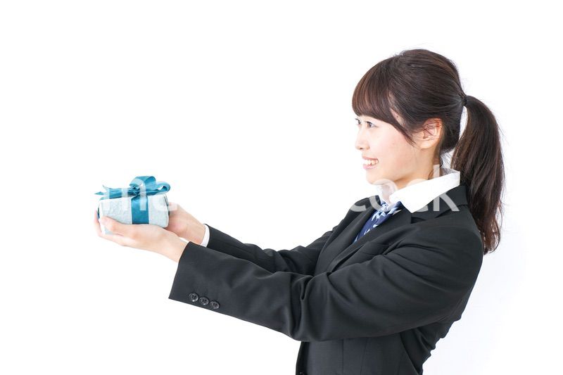 プレゼントを渡す女子高生