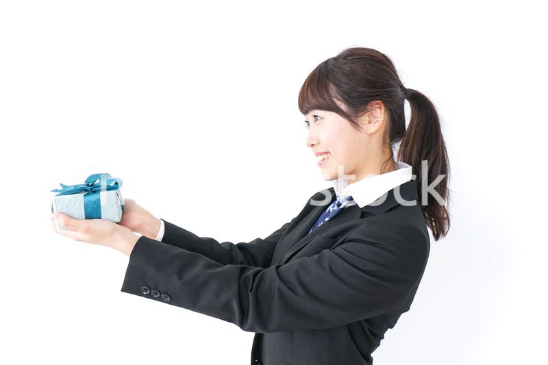 プレゼントを渡す女子高生