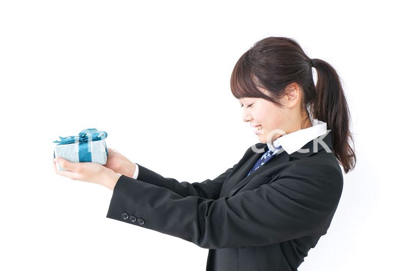 プレゼントを渡す女子高生