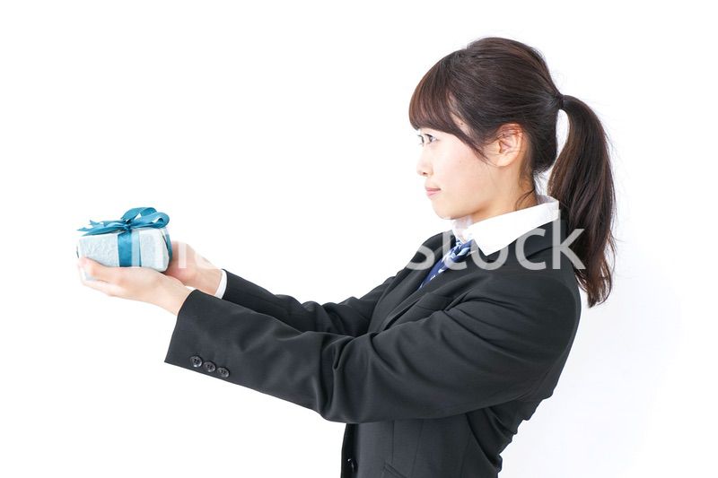 プレゼントを渡す女子高生