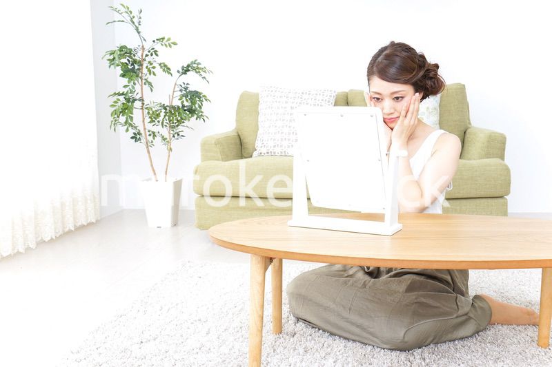 自宅でお化粧をする女性