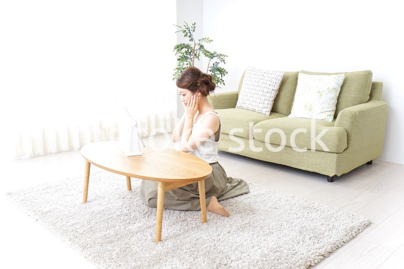 自宅でお化粧をする女性