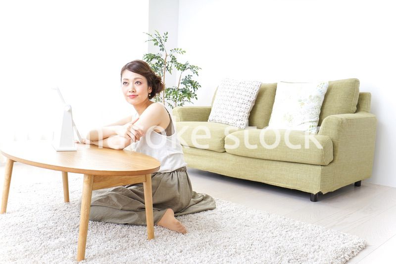 自宅でお化粧をする女性