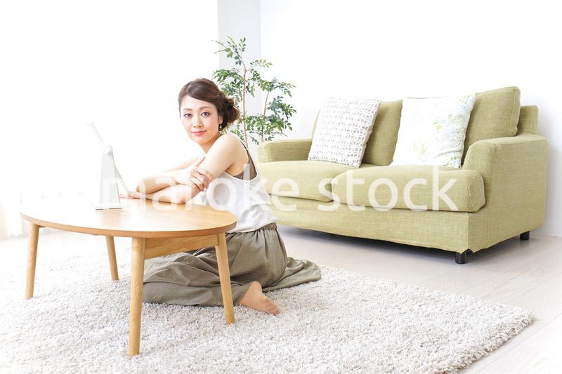 自宅でお化粧をする女性