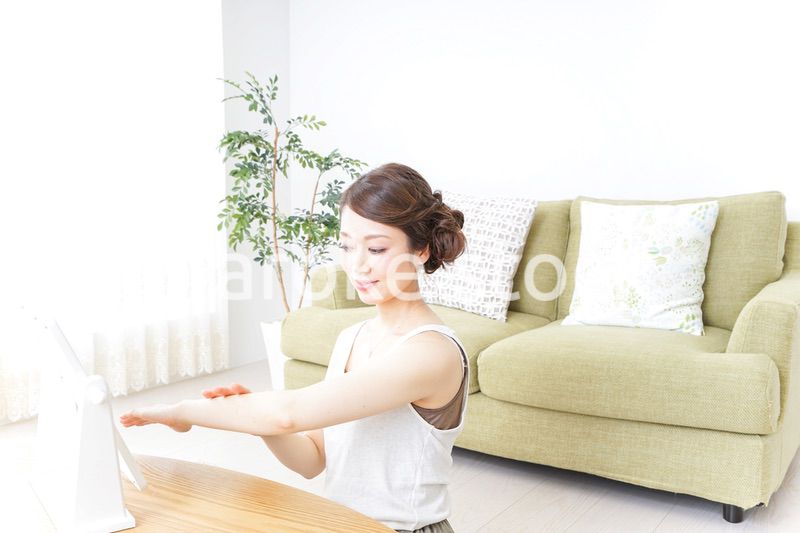 ハンドケアをする女性