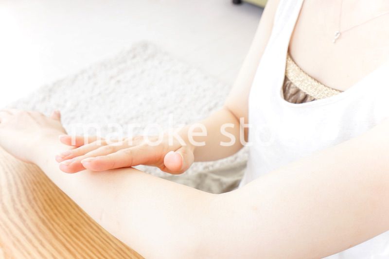 ハンドケアをする女性