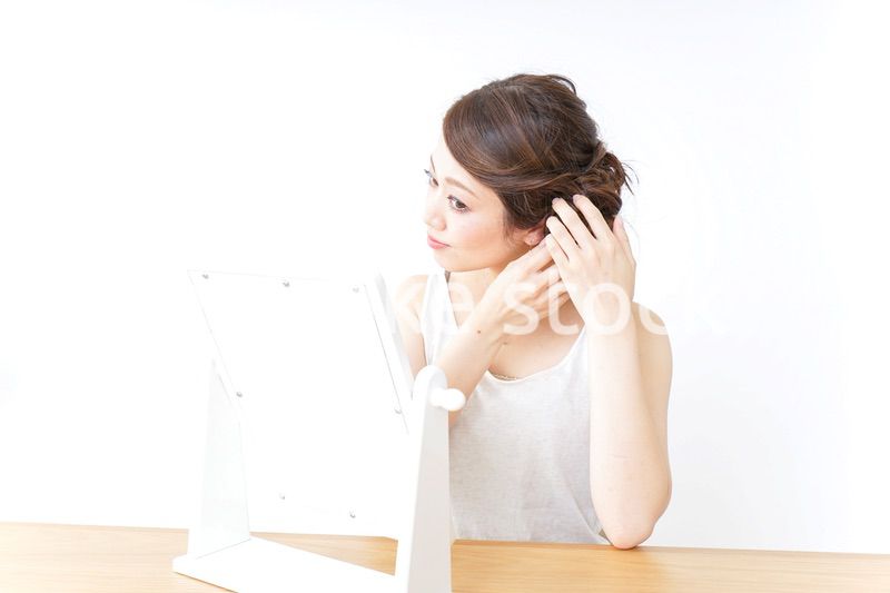 髪の毛をセットする女性
