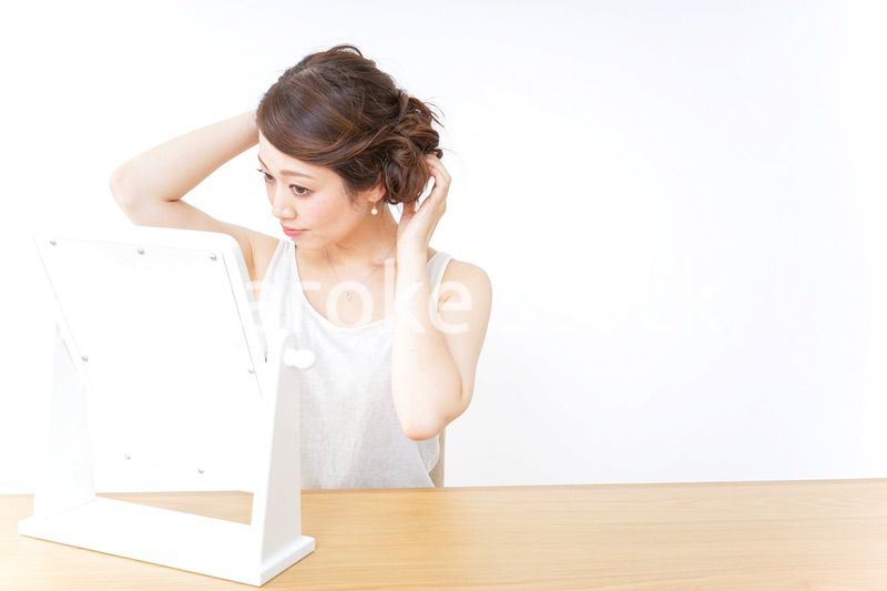 髪の毛をセットする女性