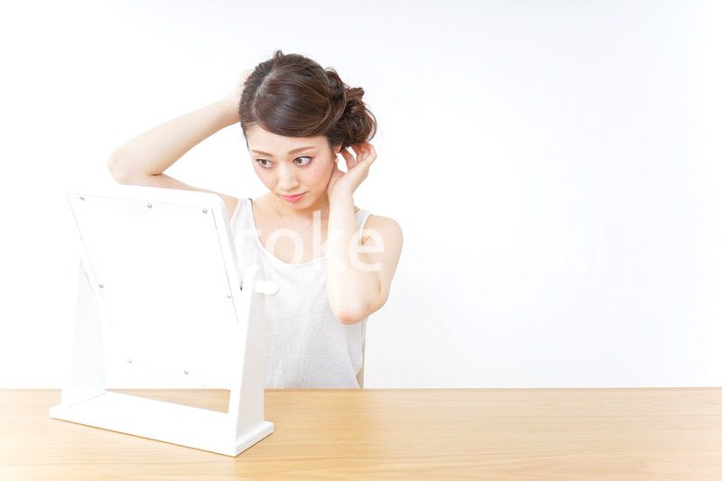 髪の毛をセットする女性