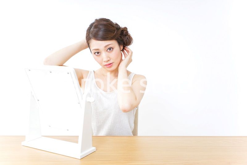 髪の毛をセットする女性