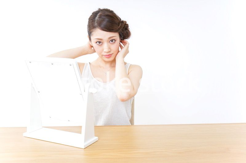 髪の毛をセットする女性