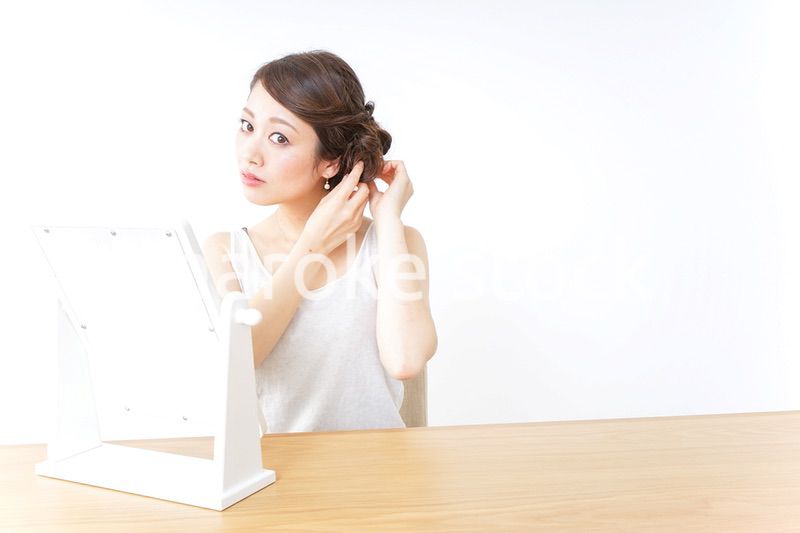 髪の毛をセットする女性