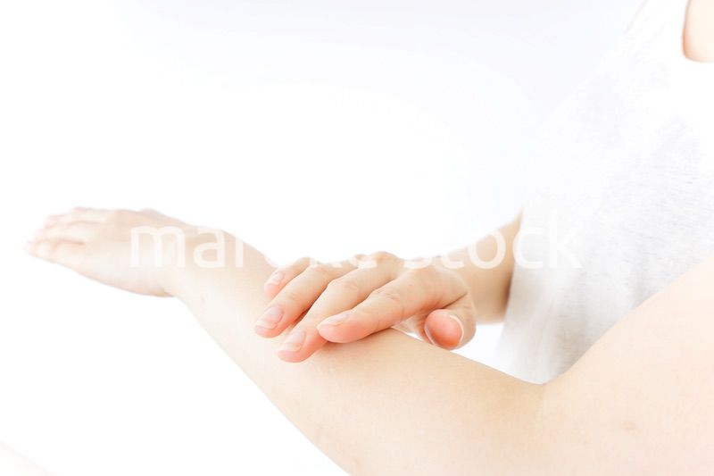 ハンドケアをする女性