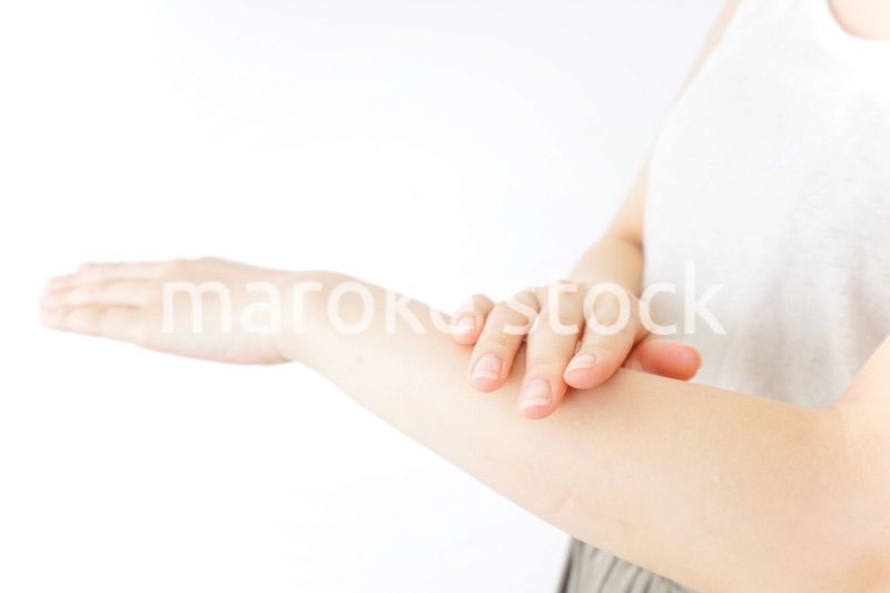 ハンドケアをする女性