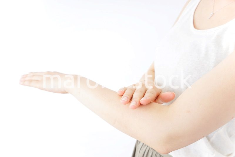 ハンドケアをする女性