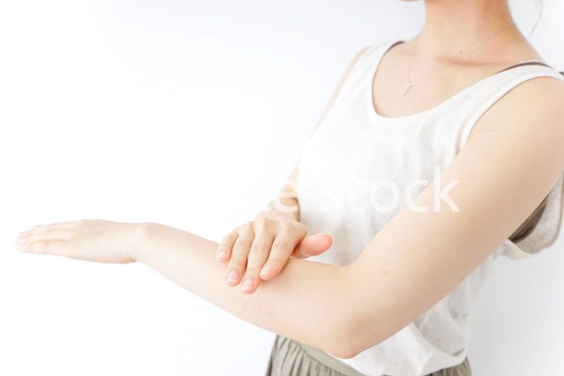 ハンドケアをする女性