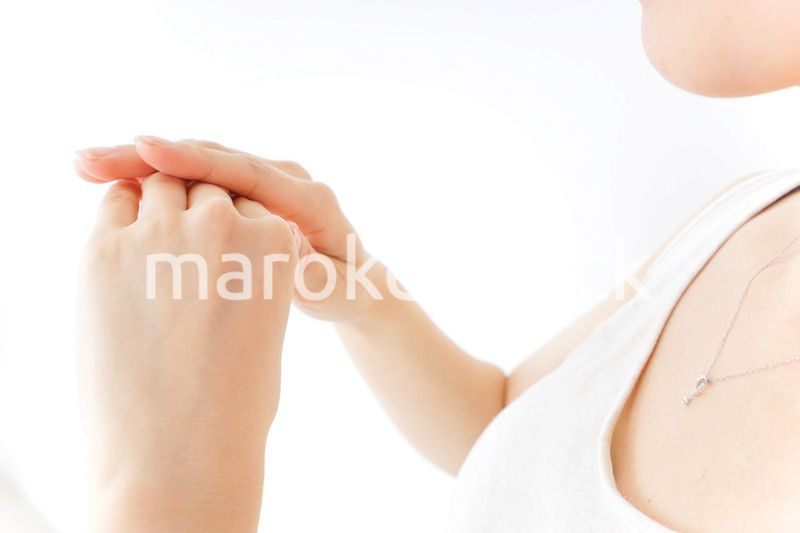 ハンドケアをする女性