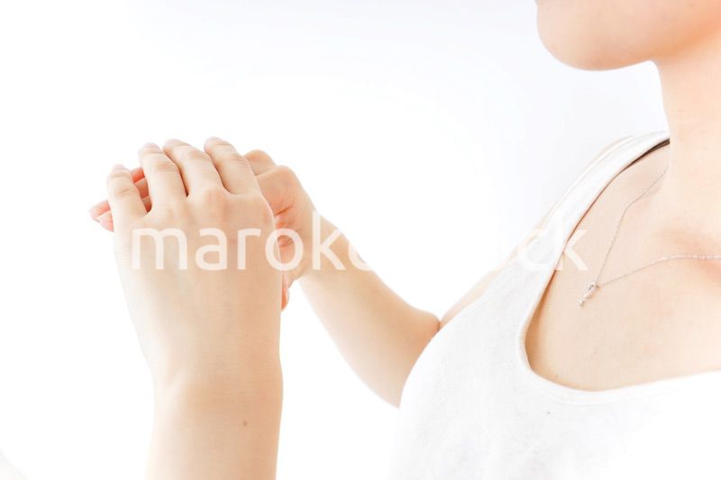 ハンドケアをする女性