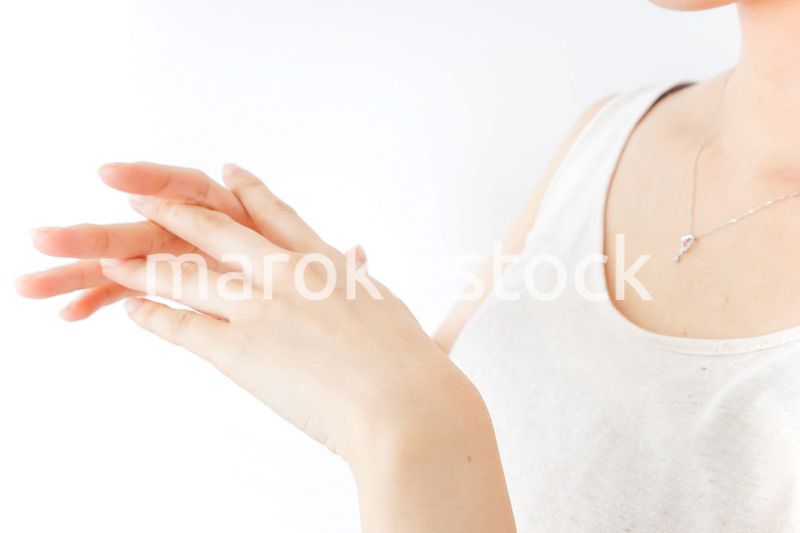 ハンドケアをする女性