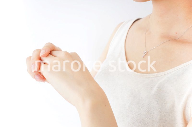 ハンドケアをする女性