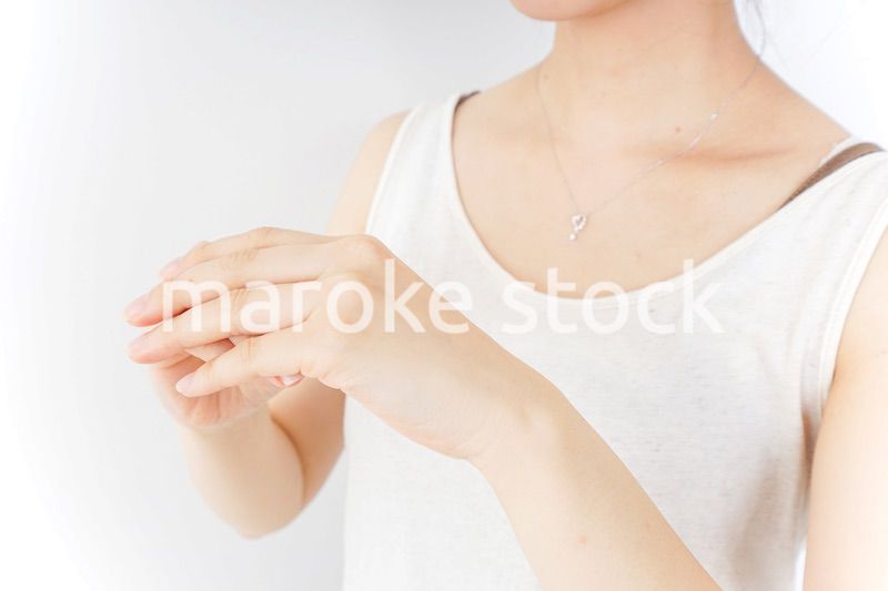 ハンドケアをする女性