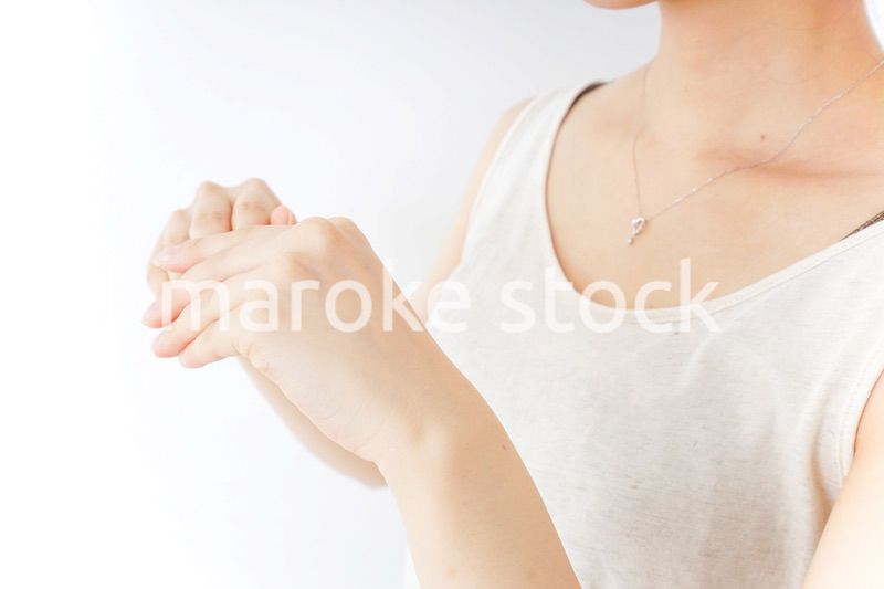 ハンドケアをする女性