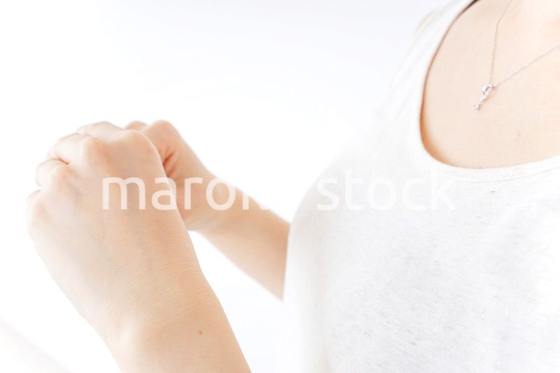 ハンドケアをする女性