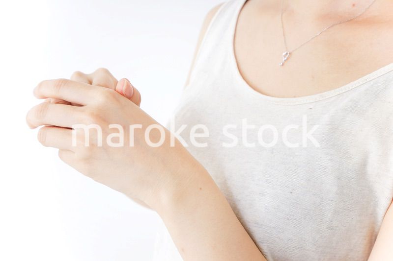 ハンドケアをする女性