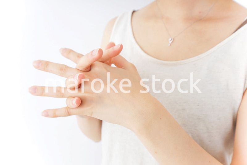 ハンドケアをする女性