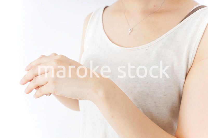 ハンドケアをする女性