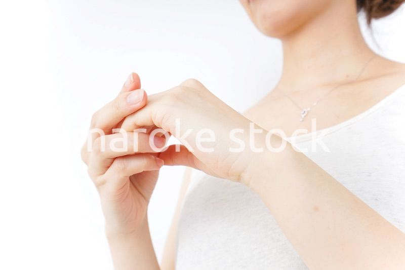 ハンドケアをする女性