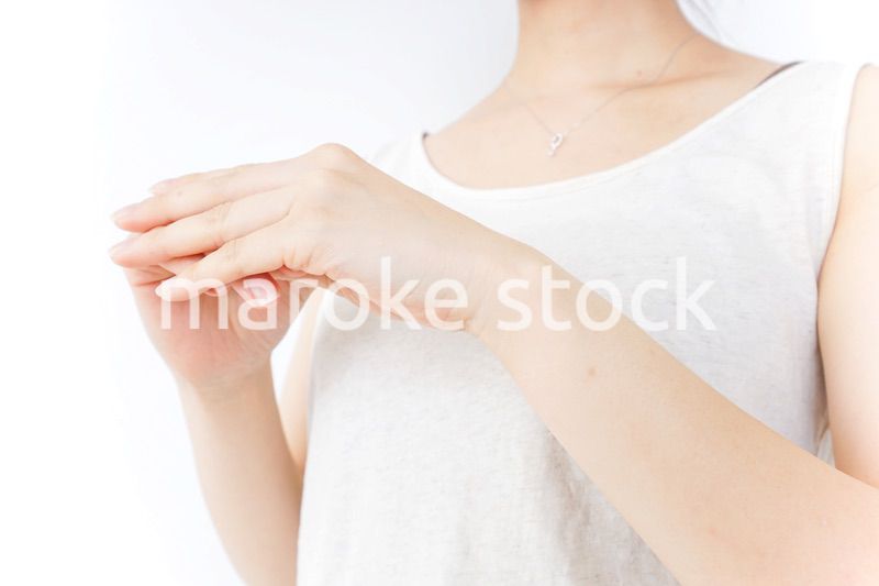 ハンドケアをする女性