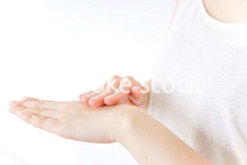 ハンドケアをする女性