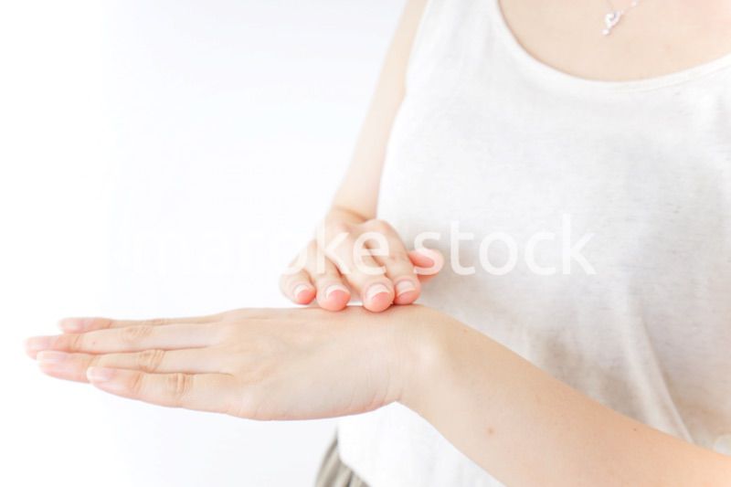 ハンドケアをする女性