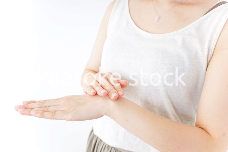 ハンドケアをする女性